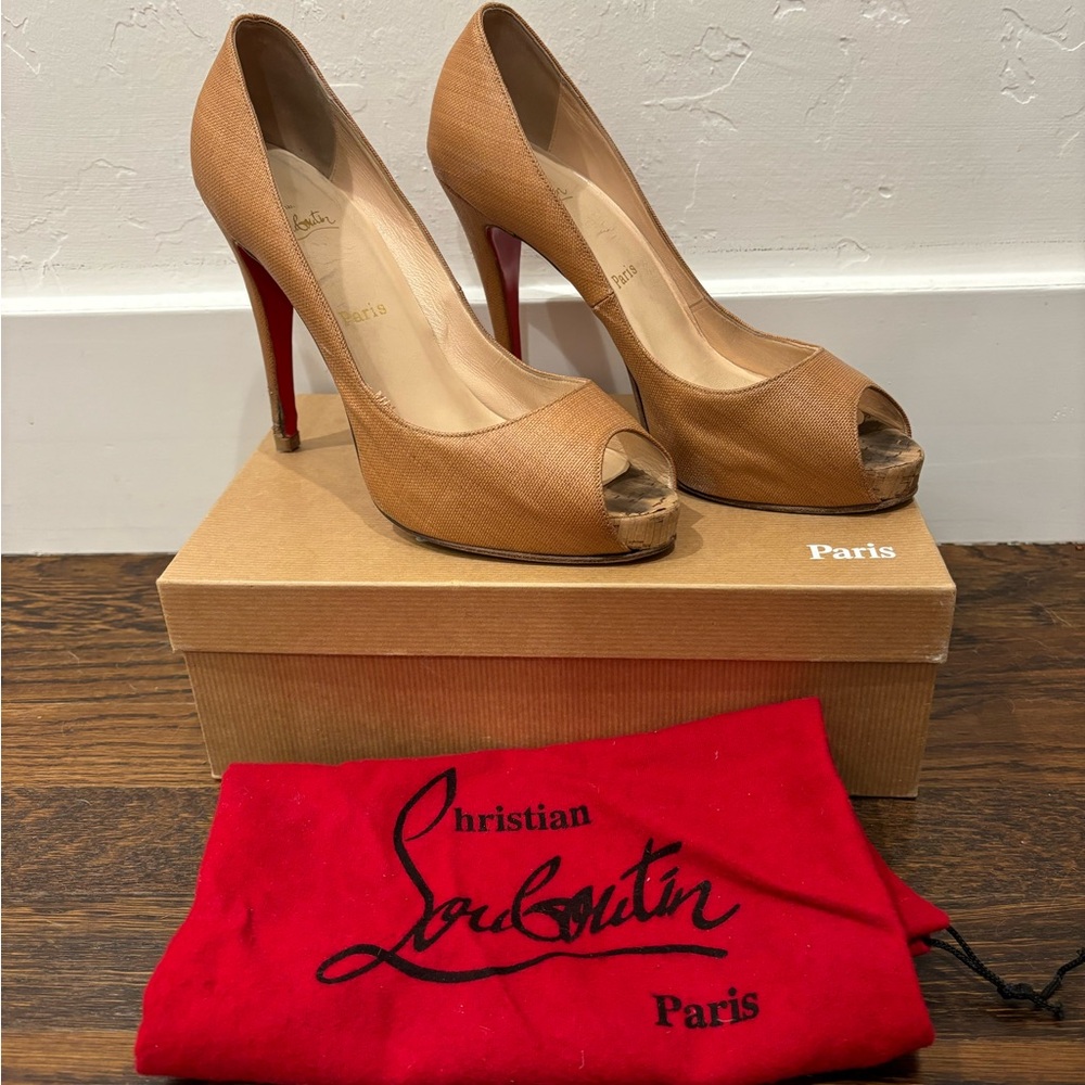 Christian Louboutin/ Very Prive platform pumps/ Dark Camel